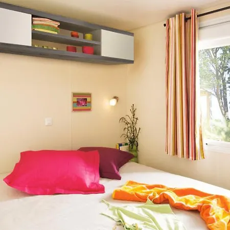Camping De La Cote Des Legendes Brignogan-Plages Room photo